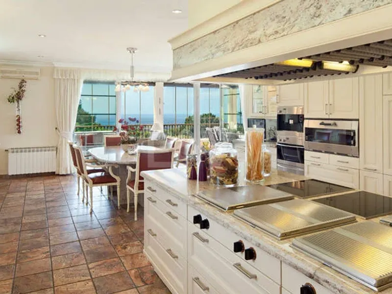 Villa with Panoramic Views in Los Altos de los Monteros