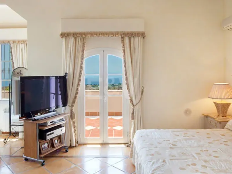 Villa with Panoramic Views in Los Altos de los Monteros