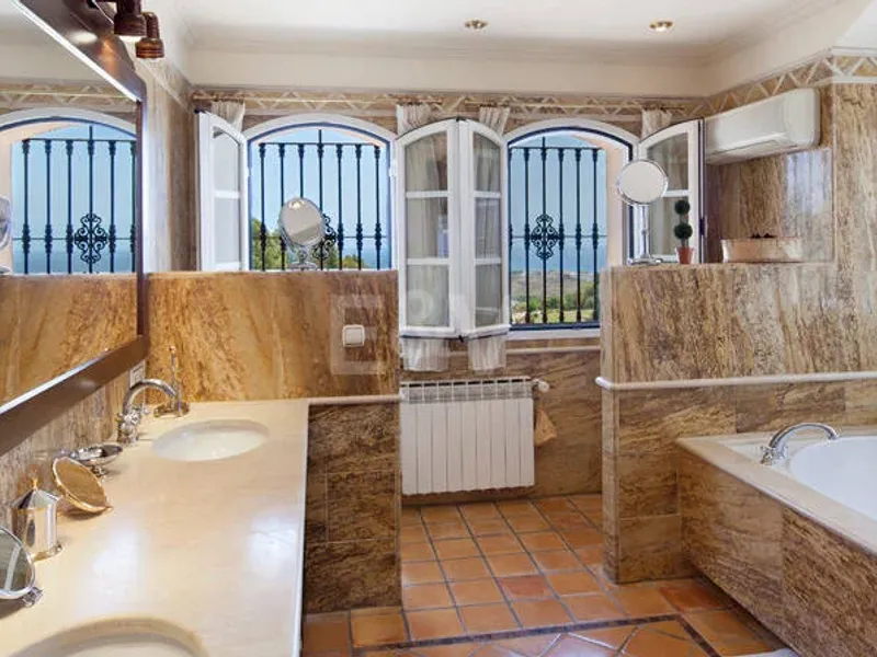 Villa with Panoramic Views in Los Altos de los Monteros