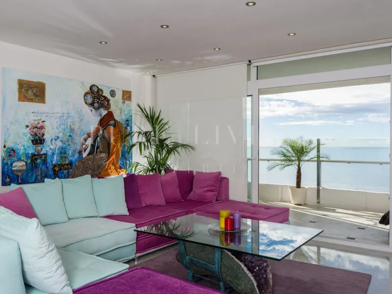 A penthouse where the sea view is the limit in Torre Real, Marbella East