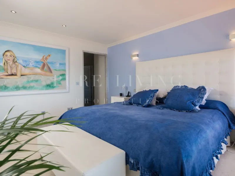 A penthouse where the sea view is the limit in Torre Real, Marbella East