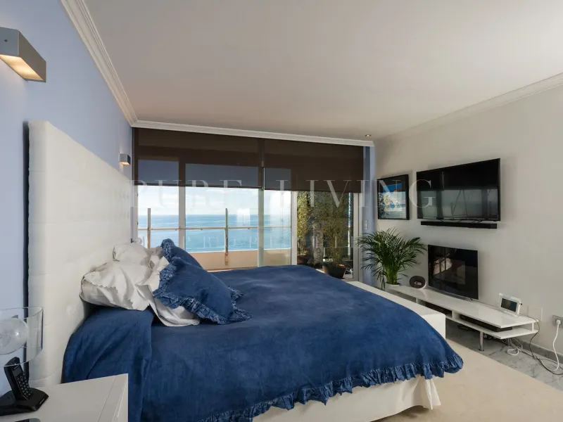 A penthouse where the sea view is the limit in Torre Real, Marbella East