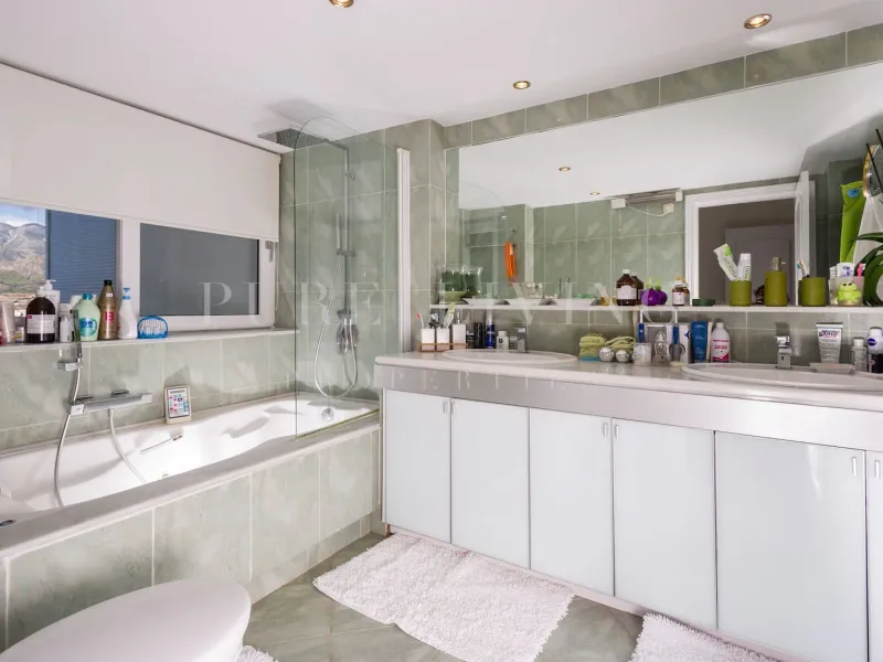 A penthouse where the sea view is the limit in Torre Real, Marbella East