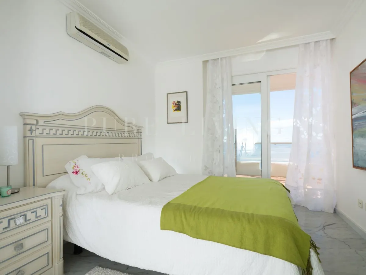 A penthouse where the sea view is the limit in Torre Real, Marbella East