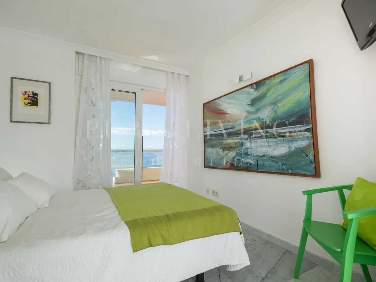 A penthouse where the sea view is the limit in Torre Real, Marbella East