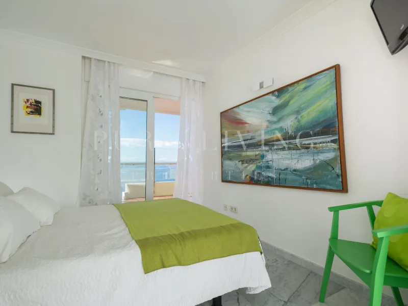 A penthouse where the sea view is the limit in Torre Real, Marbella East