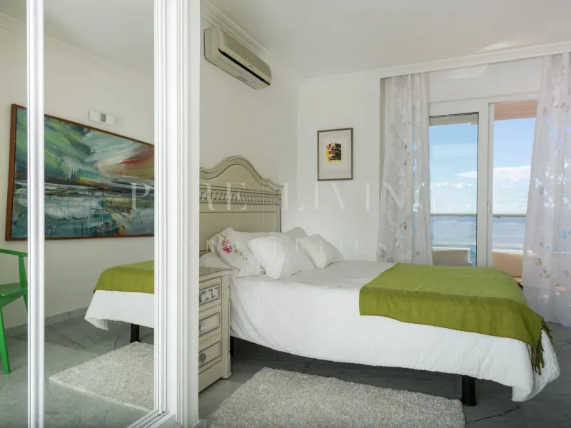 A penthouse where the sea view is the limit in Torre Real, Marbella East