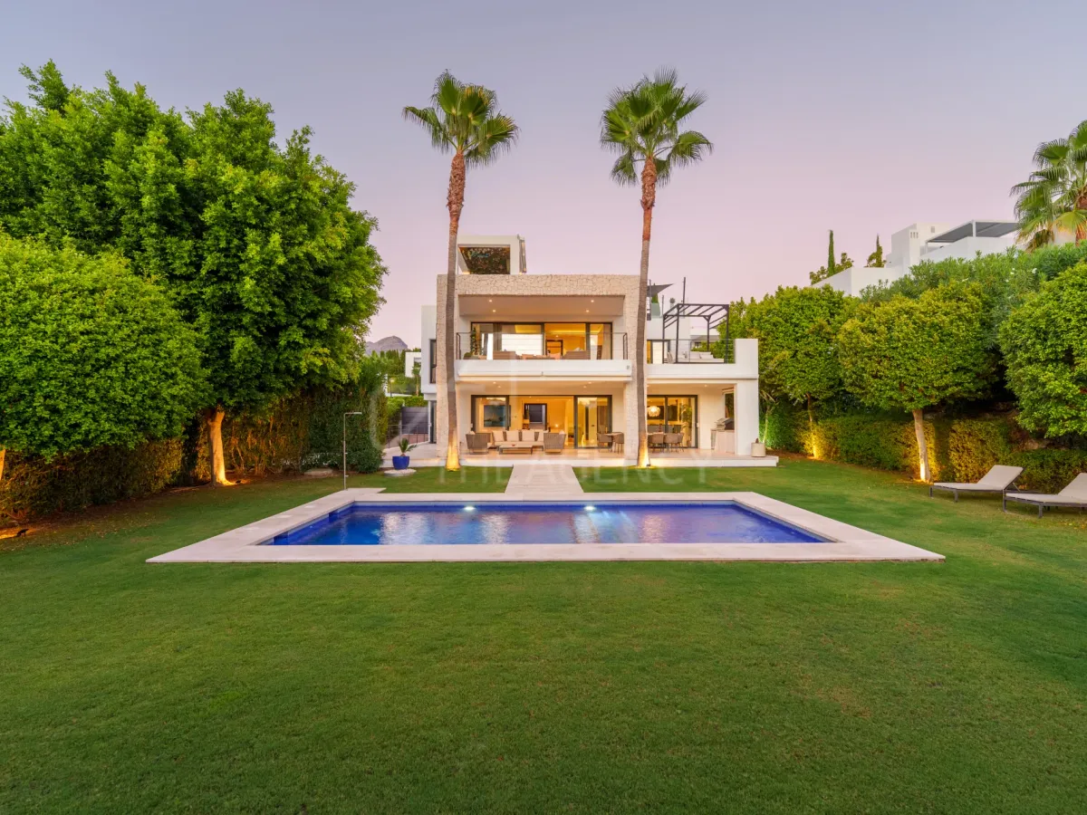 Contemporary Villa with Refined Design in Nueva Andalucía