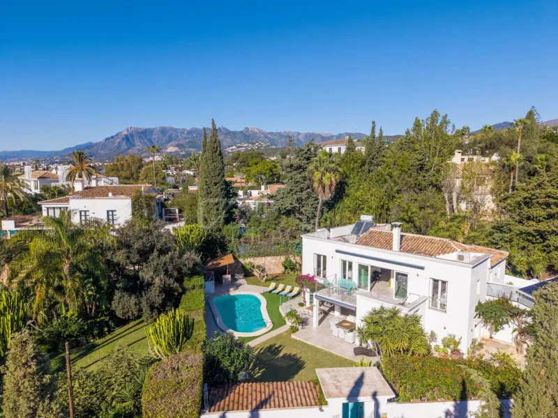 Villa Olicana - Elegant Family Villa with Outdoor Living and Prime Location -El Rosario, Marbella East