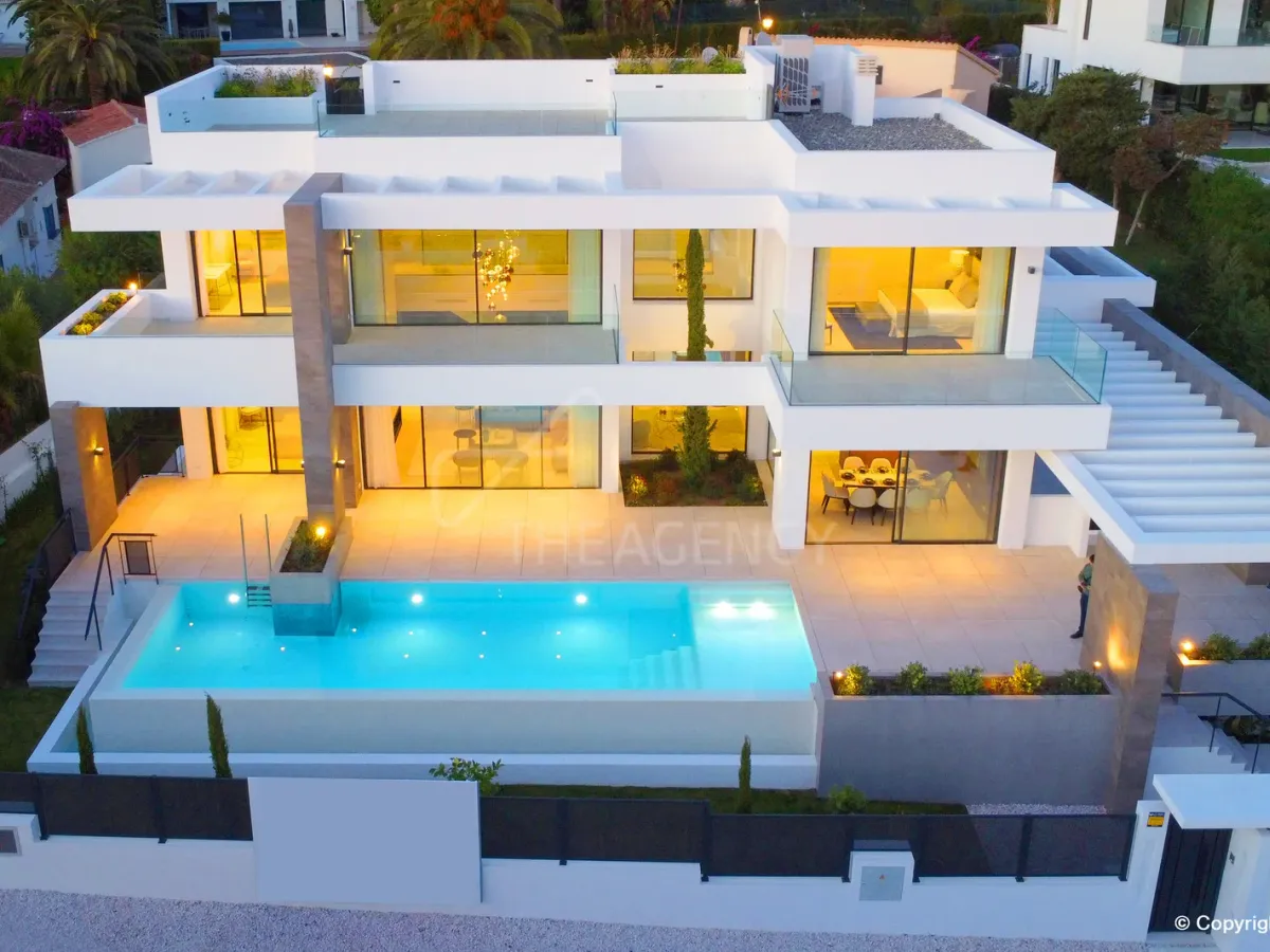 Villa Olicana - Elegant Family Villa with Outdoor Living and Prime Location -El Rosario, Marbella East