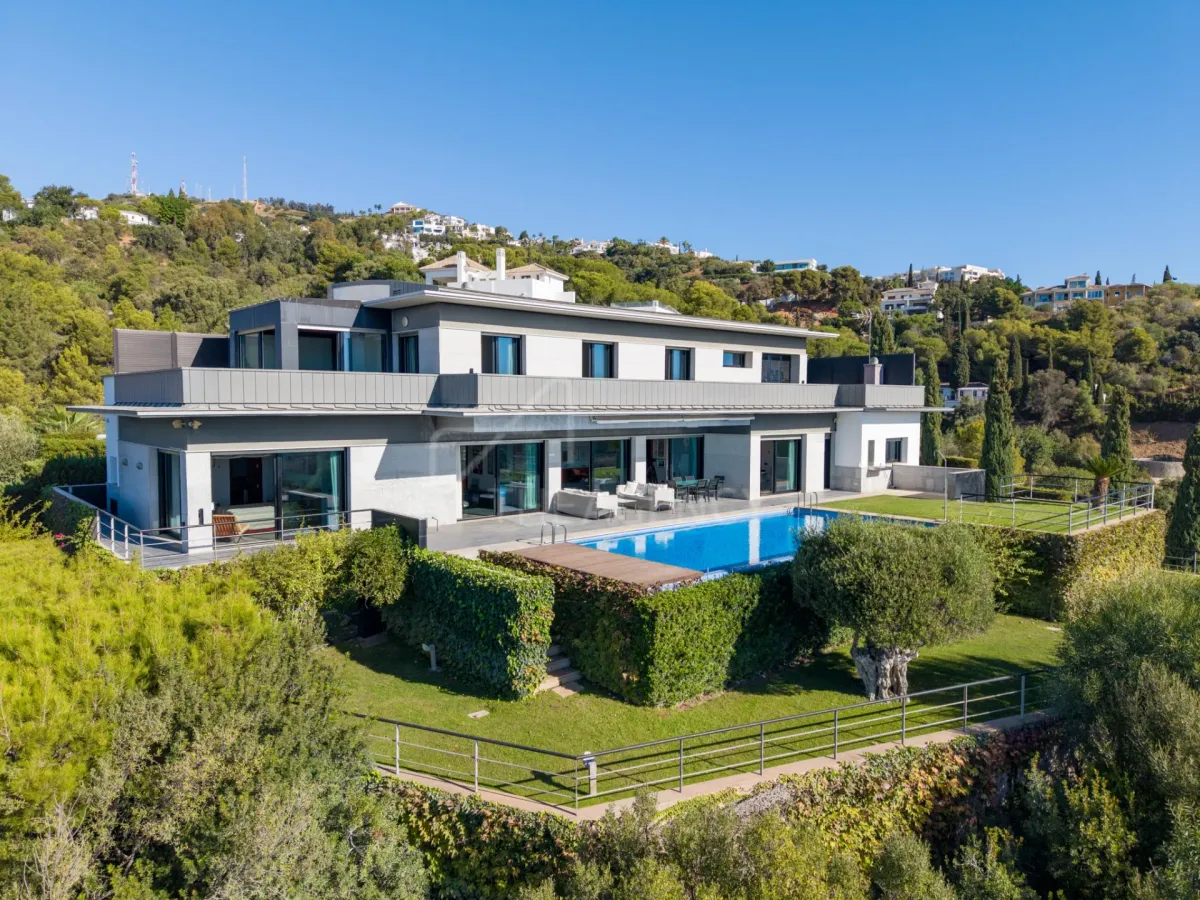 Villa Olicana - Elegant Family Villa with Outdoor Living and Prime Location -El Rosario, Marbella East