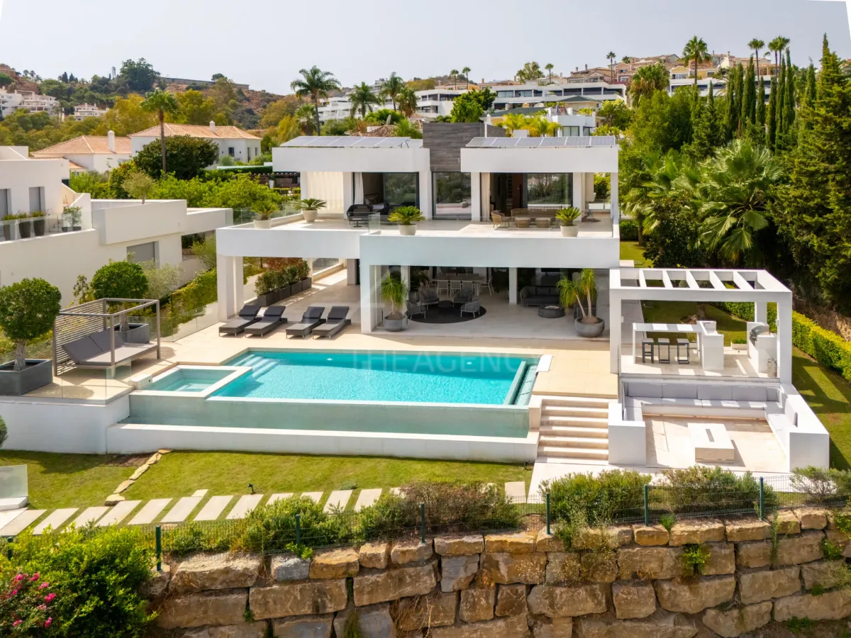 Refined Frontline Golf Villa - Nueva Andalucía, Marbella