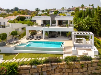 Refined Frontline Golf Villa - Nueva Andalucía, Marbella