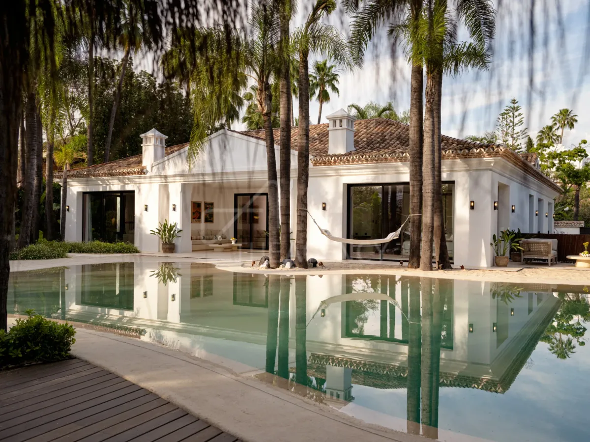 Refined Frontline Golf Villa - Nueva Andalucía, Marbella