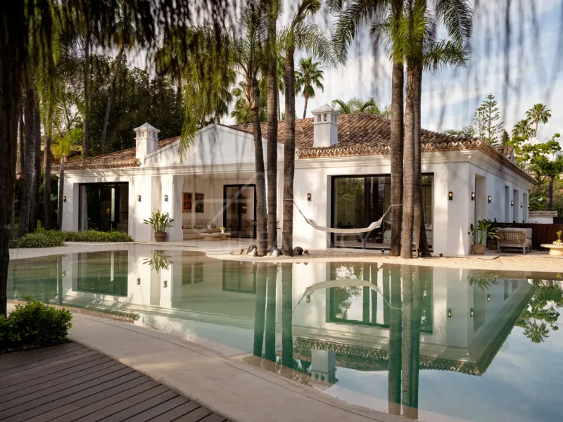 Refined Frontline Golf Villa - Nueva Andalucía, Marbella