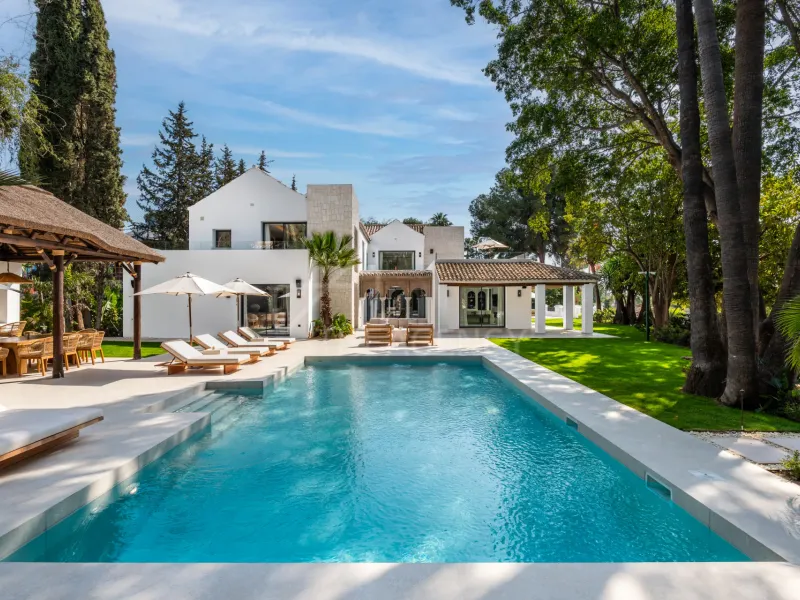 Refined Frontline Golf Villa - Nueva Andalucía, Marbella