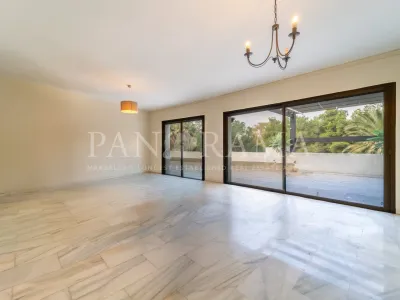 Spacious corner apartment in King's Hills, featuring sea and garden views