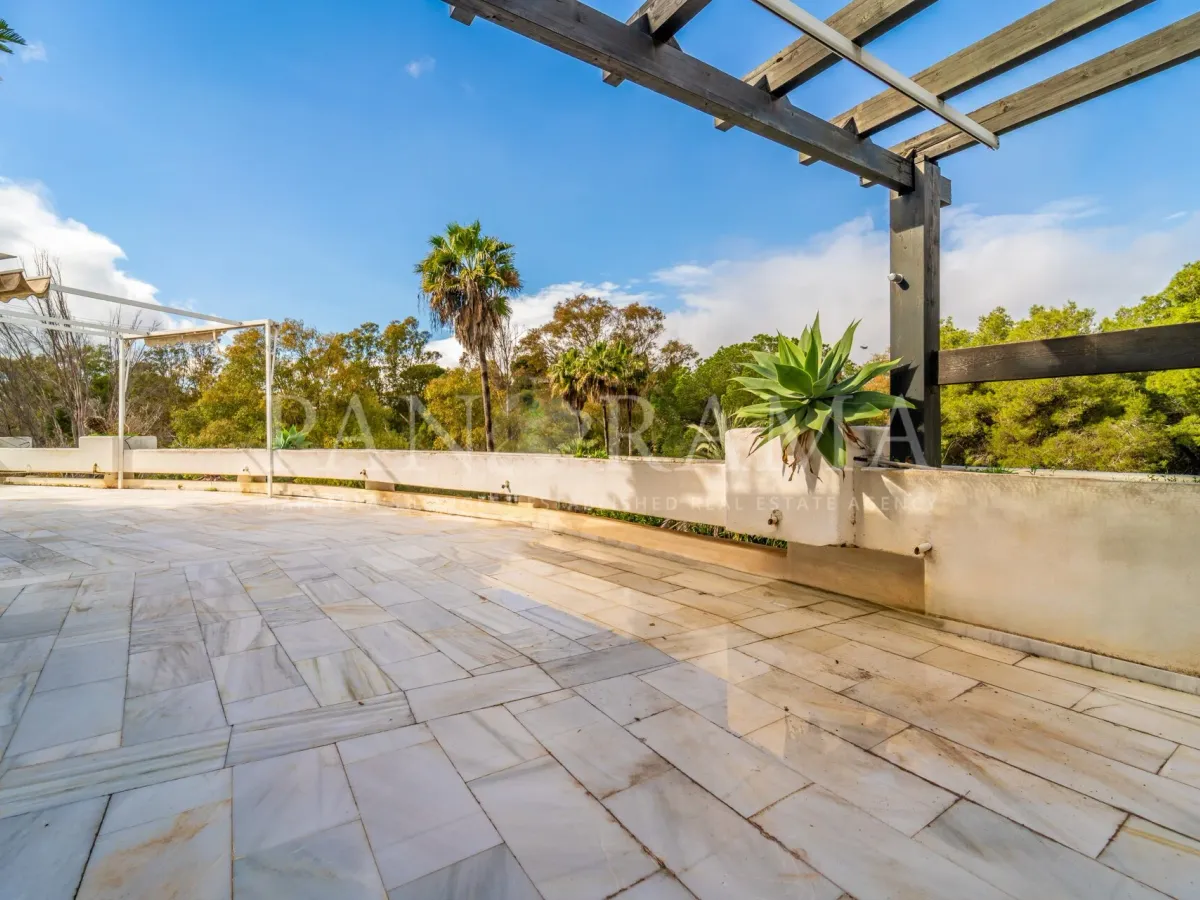 Spacious corner apartment in King's Hills, featuring sea and garden views