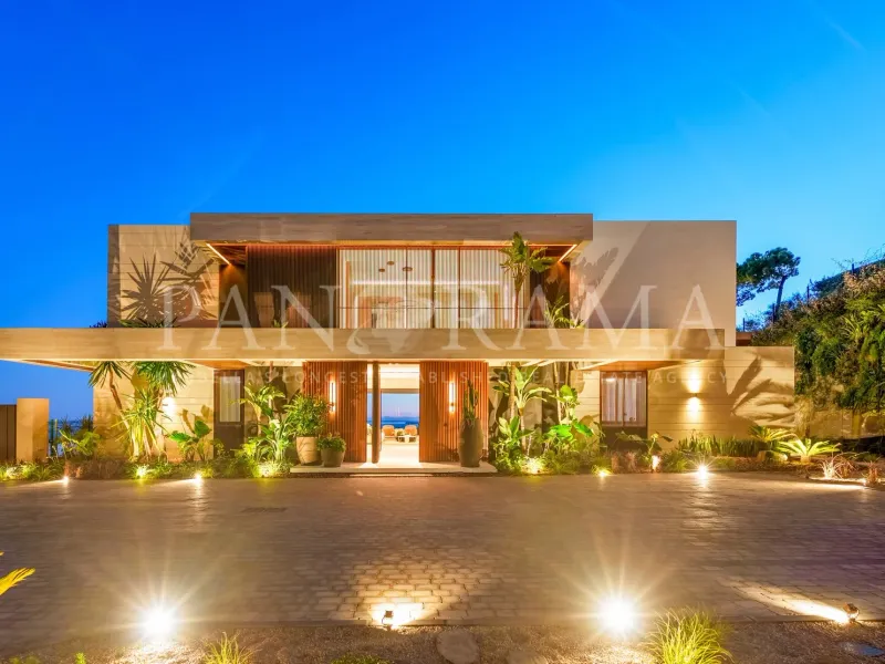 New contemporary villa with amazing panoramic views in Benahavís