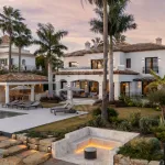 Exquisite Four-Bedroom Villa with Panoramic Views in Los Flamingos, Benahavis 4