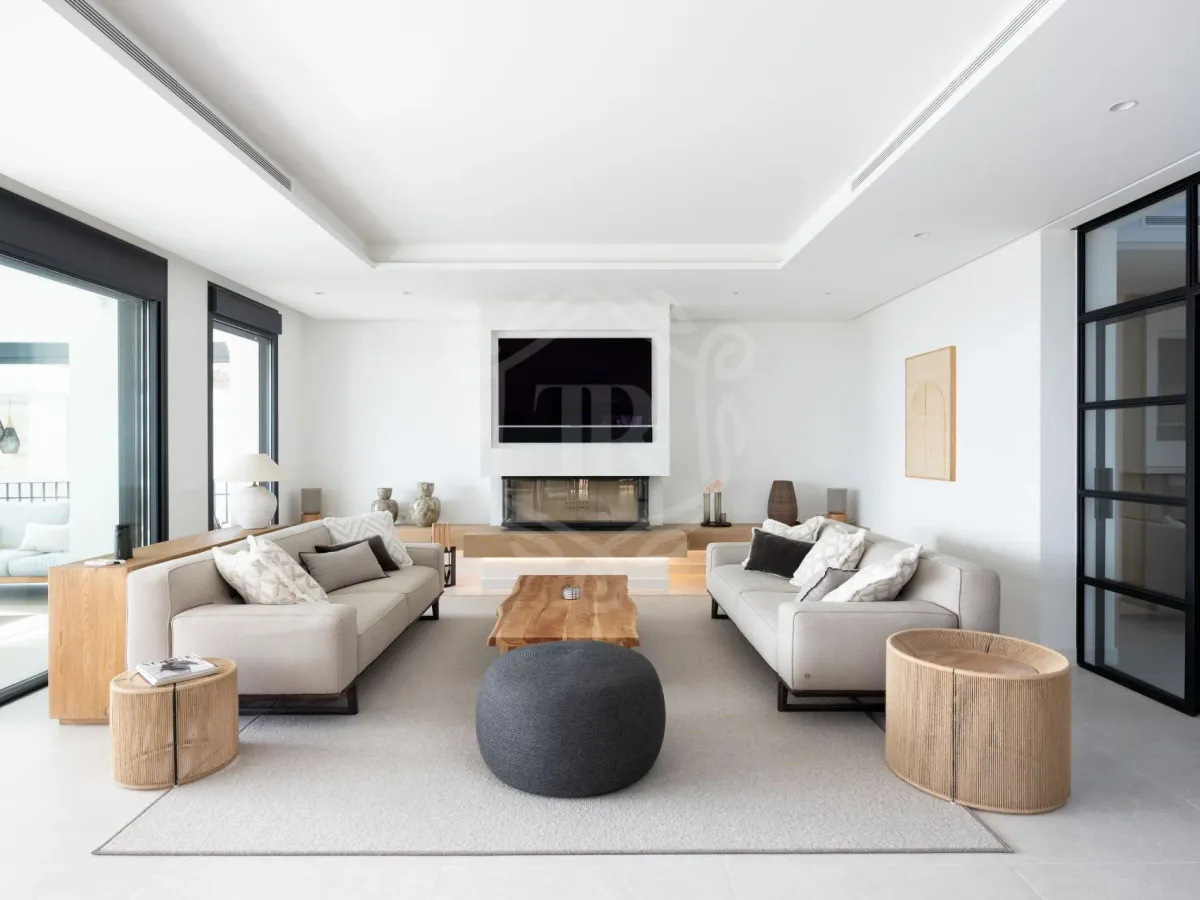 Exquisite Four-Bedroom Villa with Panoramic Views in Los Flamingos, Benahavis