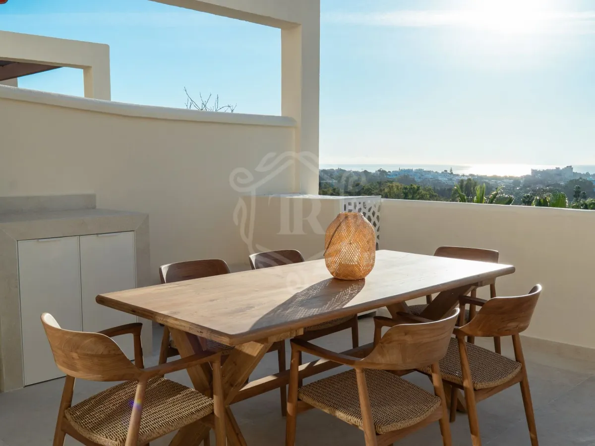 Elegant Three-Bedroom Apartment with Panoramic Views in Palacetes Los Belvederes, Nueva Andalucia