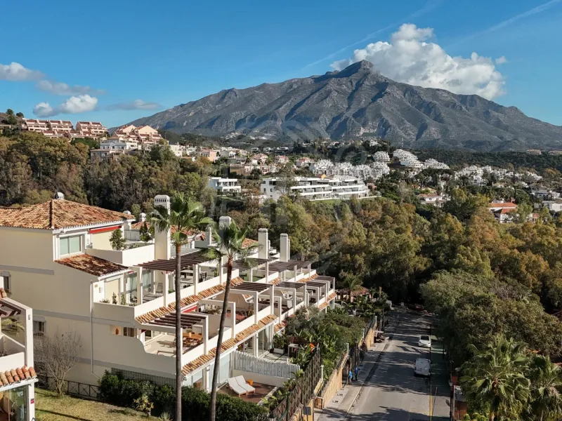 Elegant Three-Bedroom Apartment with Panoramic Views in Palacetes Los Belvederes, Nueva Andalucia