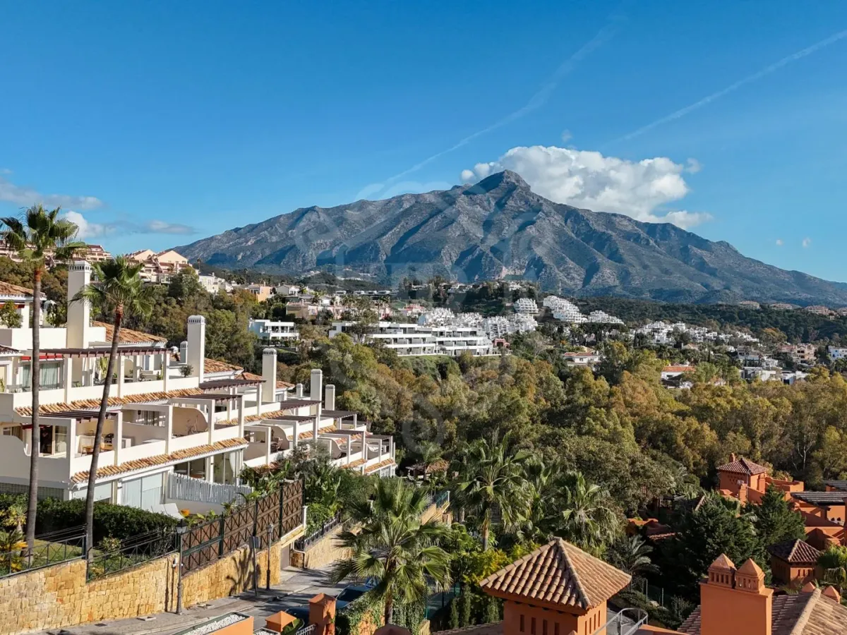 Elegant Three-Bedroom Apartment with Panoramic Views in Palacetes Los Belvederes, Nueva Andalucia