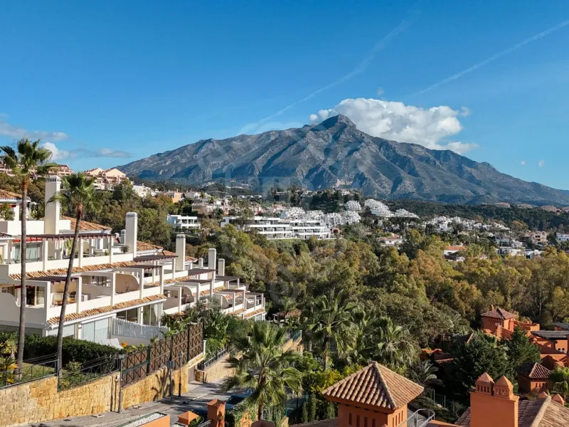 Elegant Three-Bedroom Apartment with Panoramic Views in Palacetes Los Belvederes, Nueva Andalucia