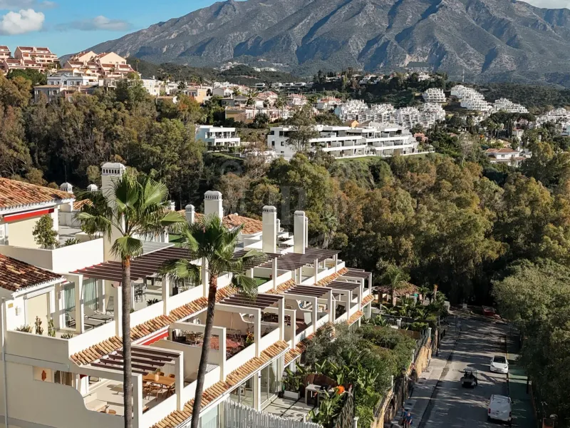 Elegant Three-Bedroom Apartment with Panoramic Views in Palacetes Los Belvederes, Nueva Andalucia