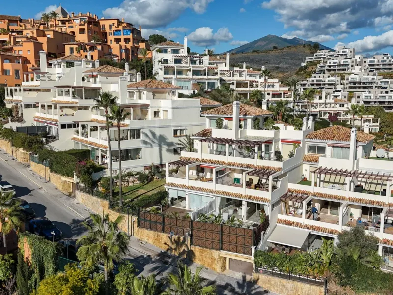 Elegant Three-Bedroom Apartment with Panoramic Views in Palacetes Los Belvederes, Nueva Andalucia