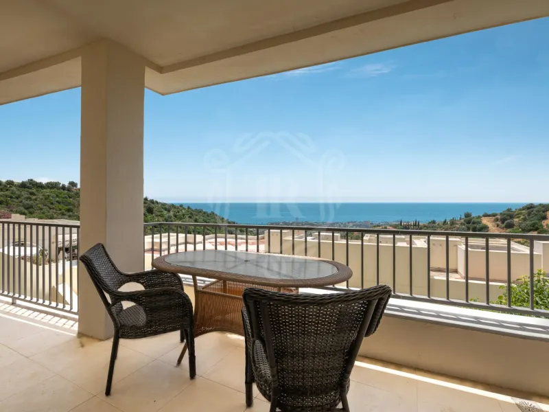 Luxurious Three-Bedroom Apartment with Panoramic Views in Samara, Marbella East