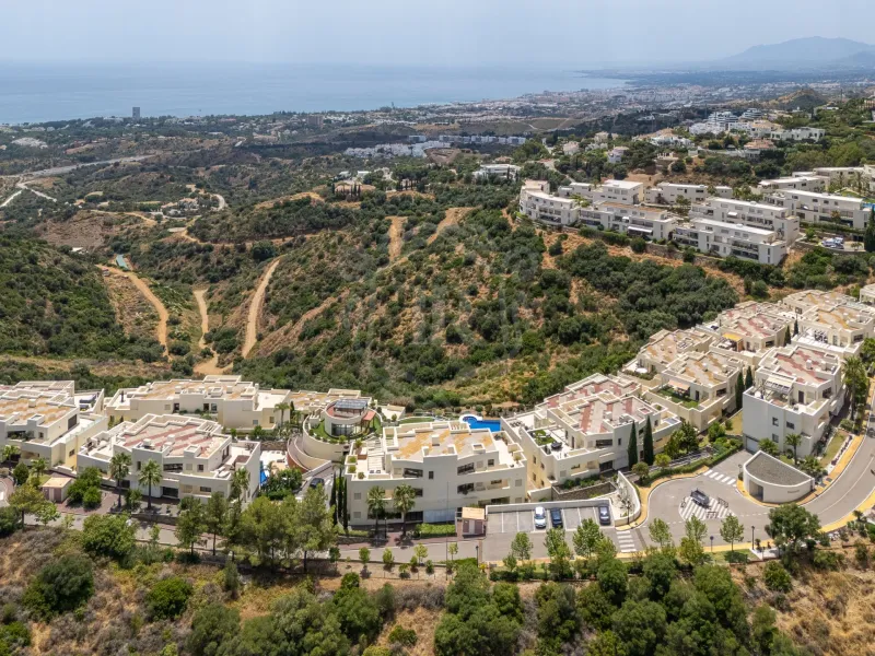 Luxurious Three-Bedroom Apartment with Panoramic Views in Samara, Marbella East