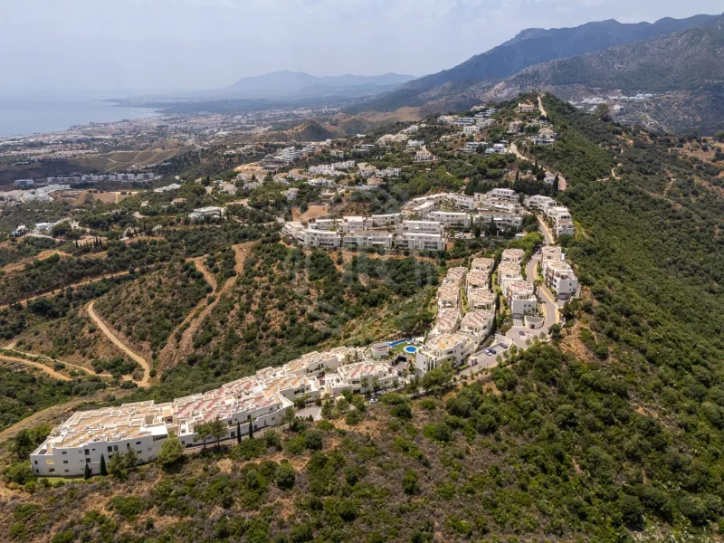 Luxurious Three-Bedroom Apartment with Panoramic Views in Samara, Marbella East