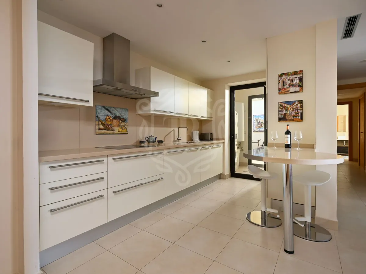 Luxurious Three-Bedroom Apartment with Panoramic Views in Samara, Marbella East