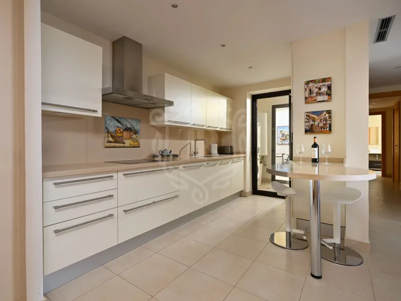 Luxurious Three-Bedroom Apartment with Panoramic Views in Samara, Marbella East