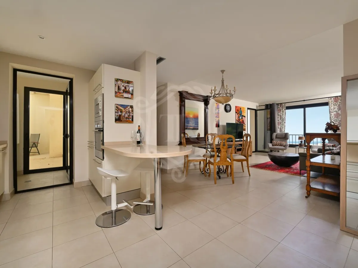 Luxurious Three-Bedroom Apartment with Panoramic Views in Samara, Marbella East