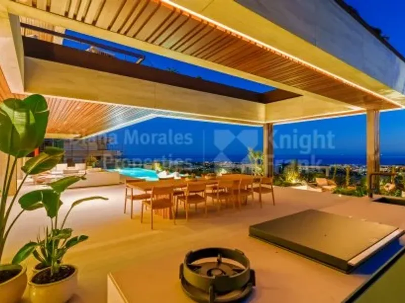 Benahavis, Five-bedroom furnished villa with unparalleled views of the sea