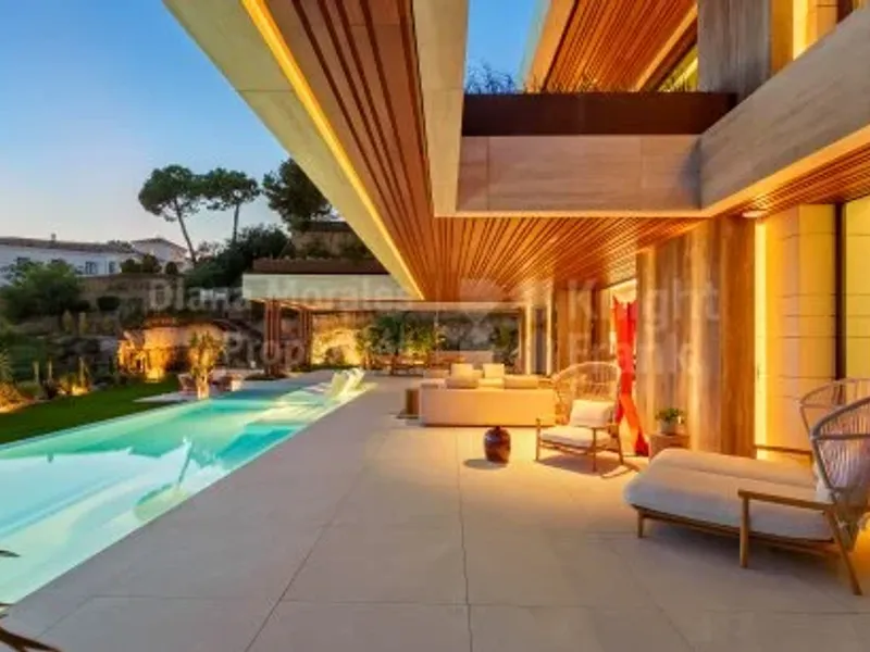 Benahavis, Five-bedroom furnished villa with unparalleled views of the sea