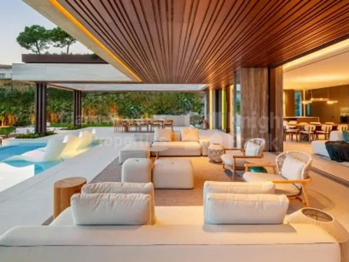 Benahavis, Five-bedroom furnished villa with unparalleled views of the sea