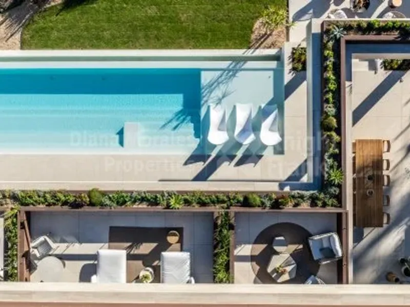 Benahavis, Five-bedroom furnished villa with unparalleled views of the sea