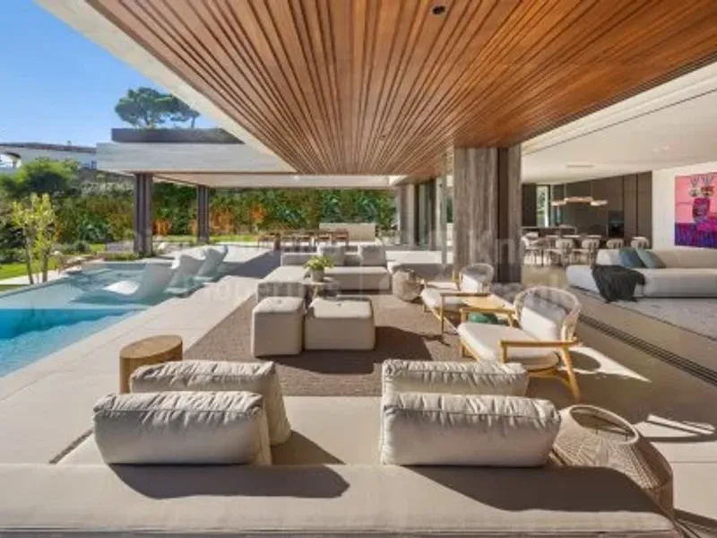 Benahavis, Five-bedroom furnished villa with unparalleled views of the sea