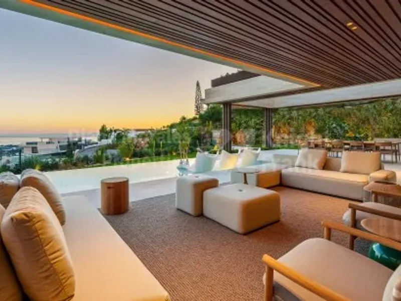 Benahavis, Five-bedroom furnished villa with unparalleled views of the sea