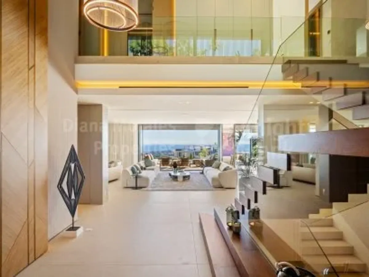 Benahavis, Five-bedroom furnished villa with unparalleled views of the sea