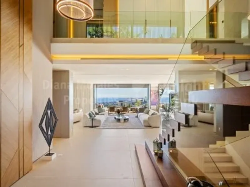 Benahavis, Five-bedroom furnished villa with unparalleled views of the sea