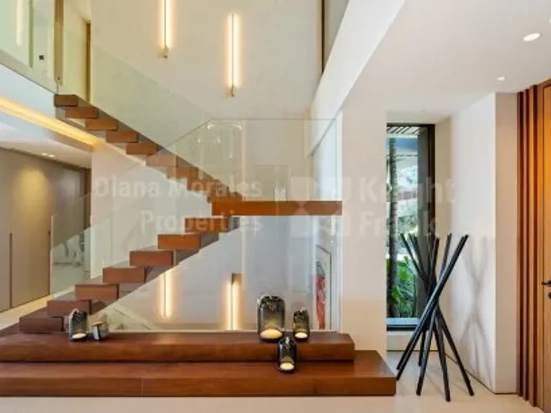 Benahavis, Five-bedroom furnished villa with unparalleled views of the sea