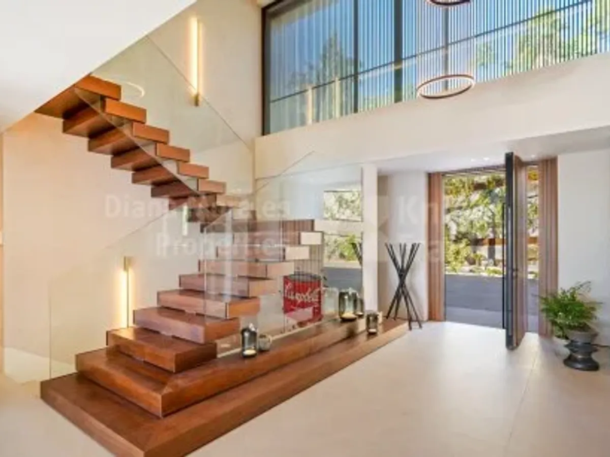 Benahavis, Five-bedroom furnished villa with unparalleled views of the sea