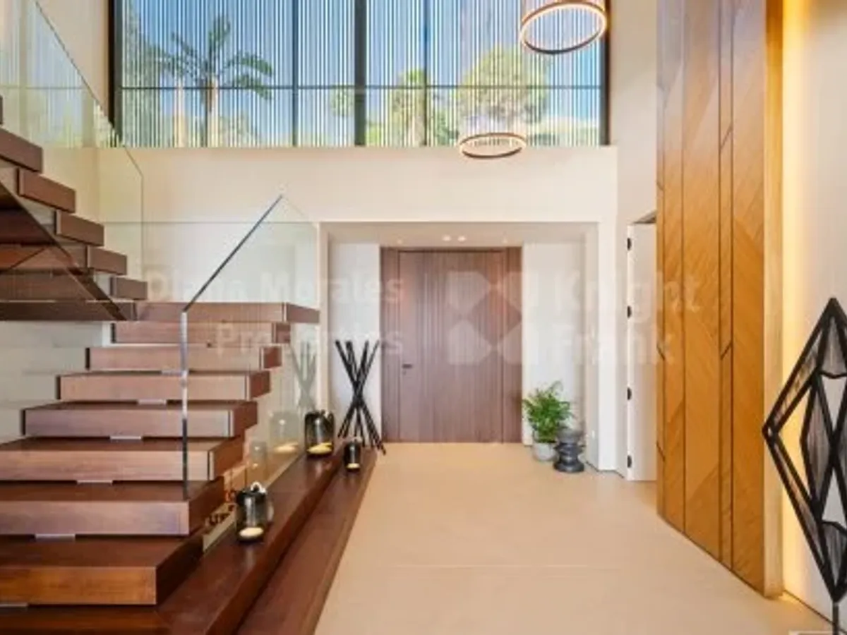 Benahavis, Five-bedroom furnished villa with unparalleled views of the sea