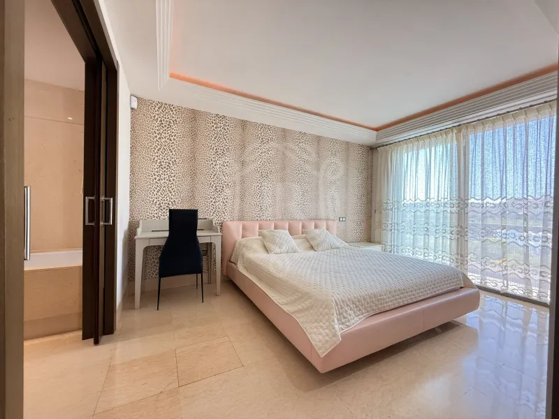 Luxurious Three-Bedroom Apartment with Panoramic Views in Los Arrayanes Golf, Benahavis