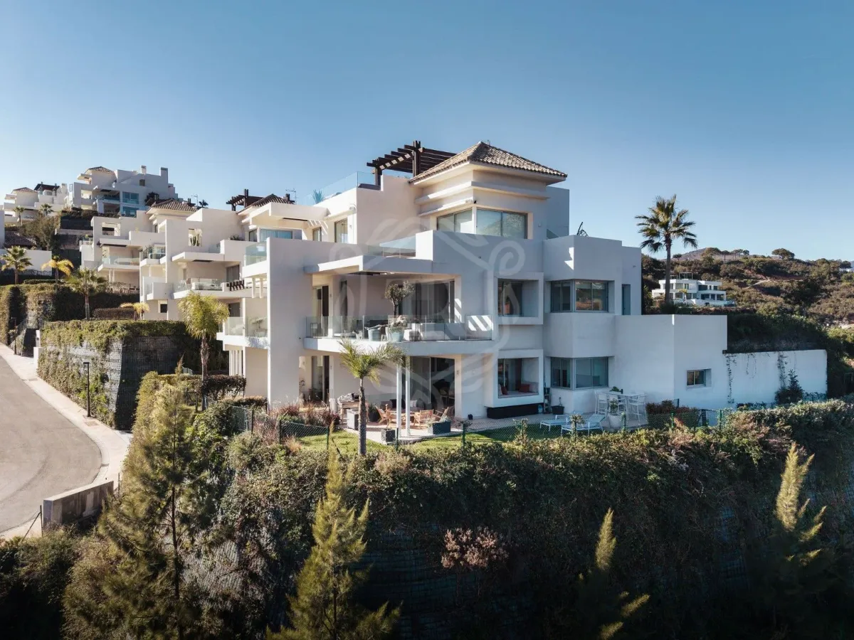 Elegant Three-Bedroom Duplex with Panoramic Views in Marbella Club Hills, Benahavis